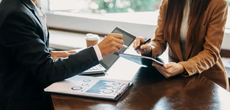 Sesgo en el asesoramiento financiero: la banca tiende a cobrar más a las mujeres inversoras