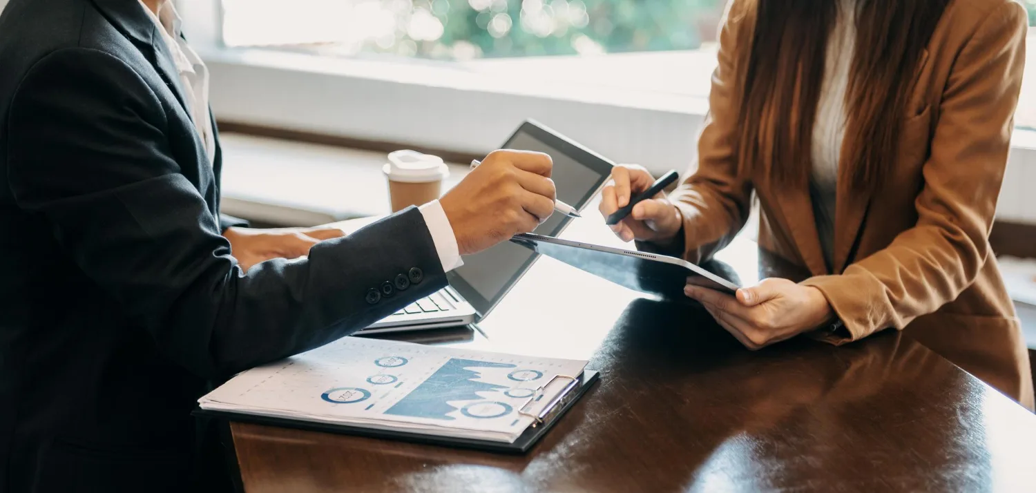 Sesgo en el asesoramiento financiero: la banca tiende a cobrar más a las mujeres inversoras