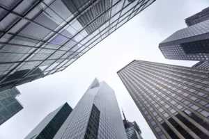 La CNMC reacciona a la tendencia oligopolística histórica de la banca española
